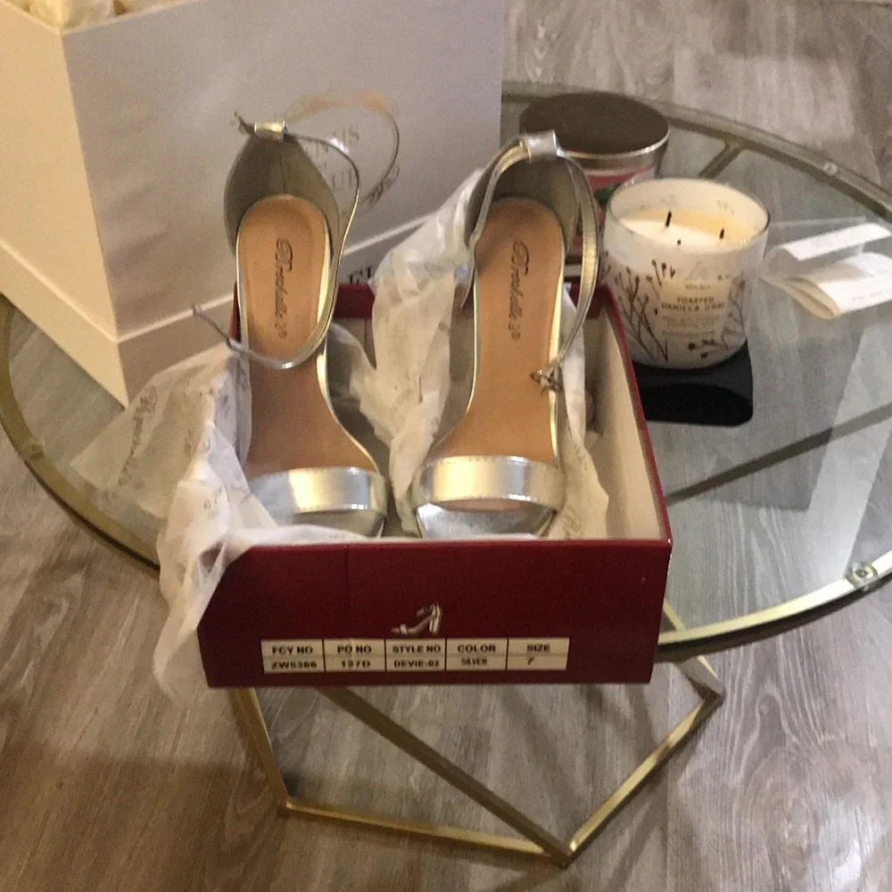 Sliver block heel. Great for an holiday party - Picture 2 of 5
